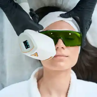 Воскова епіляція обличчя